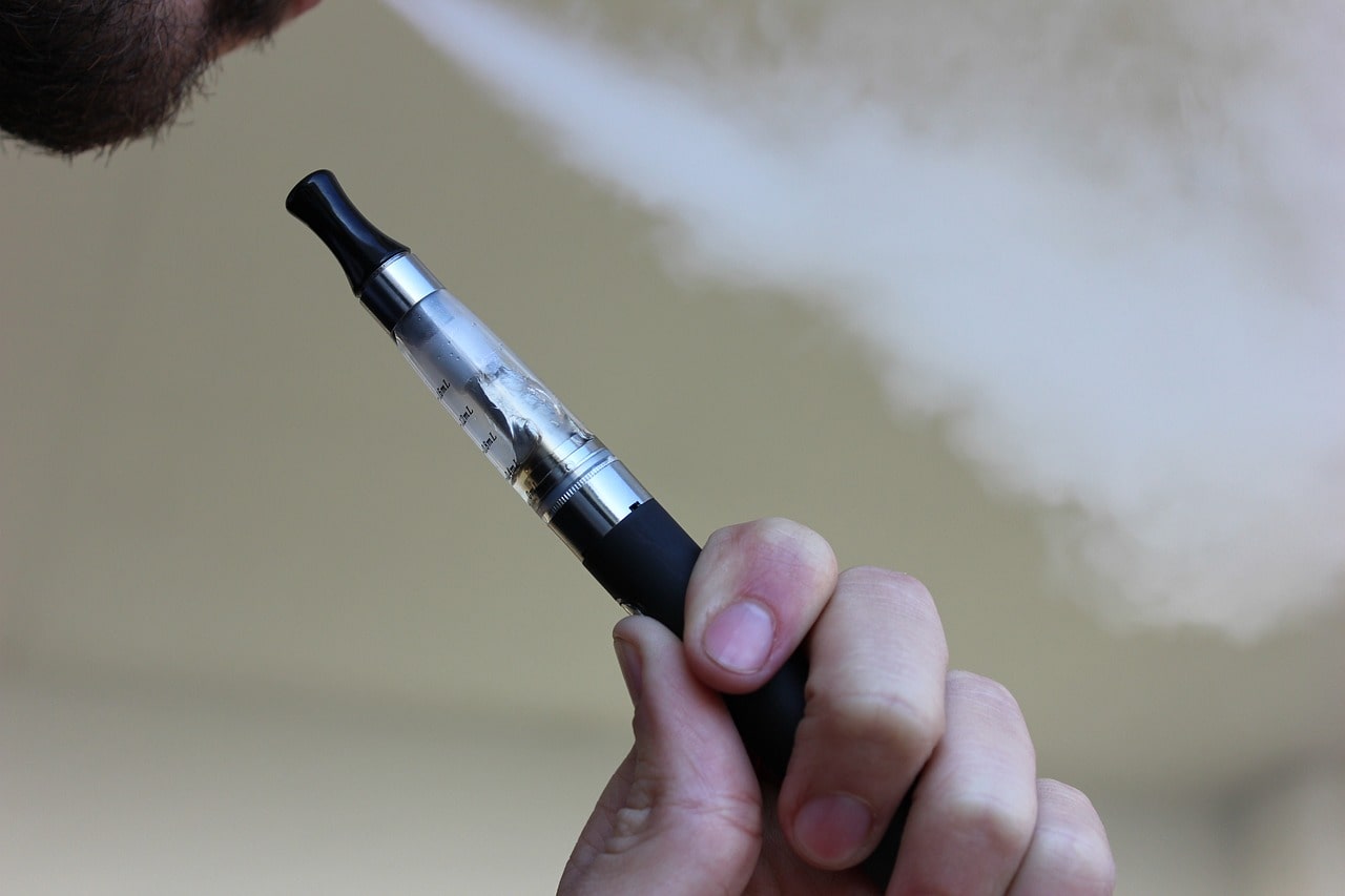 Reviewing the Pros & Cons of Using Disposable Vapes